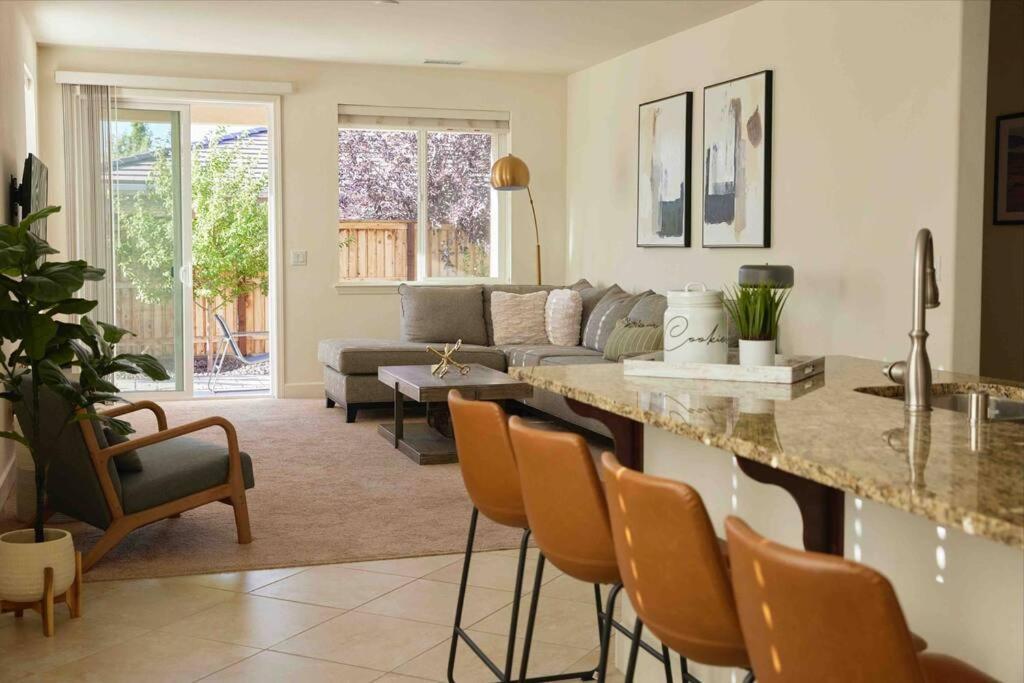 New Upscale House, Tahoe 30-Min W/ Cal King Reno Bagian luar foto