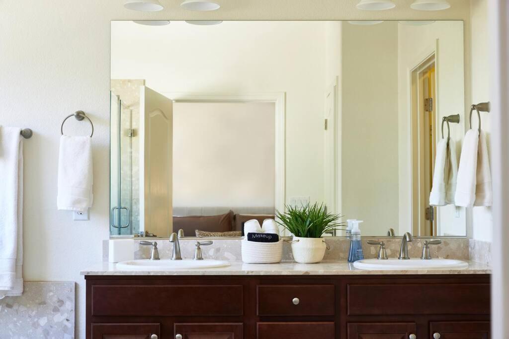 New Upscale House, Tahoe 30-Min W/ Cal King Reno Bagian luar foto